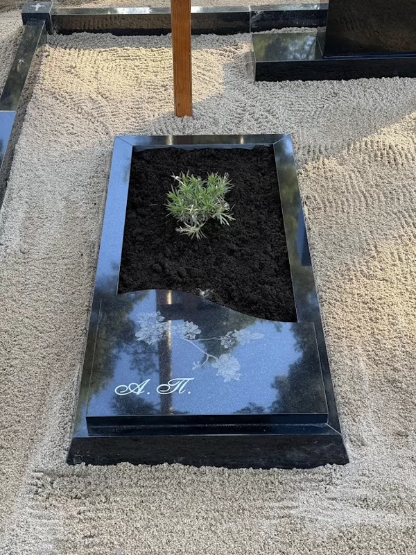 Daļēji slēgta vienvietīga granīta apmale ar gravējumu