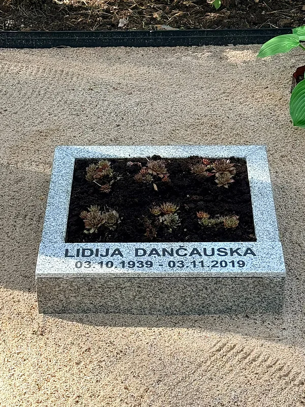 Gaiši pelēka urnas apmale ar mazo datu plāksni