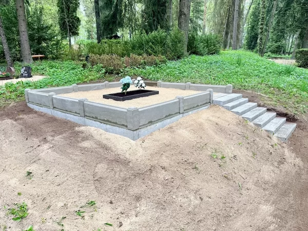 Betona robežsēta īpaši slīpā reljefā